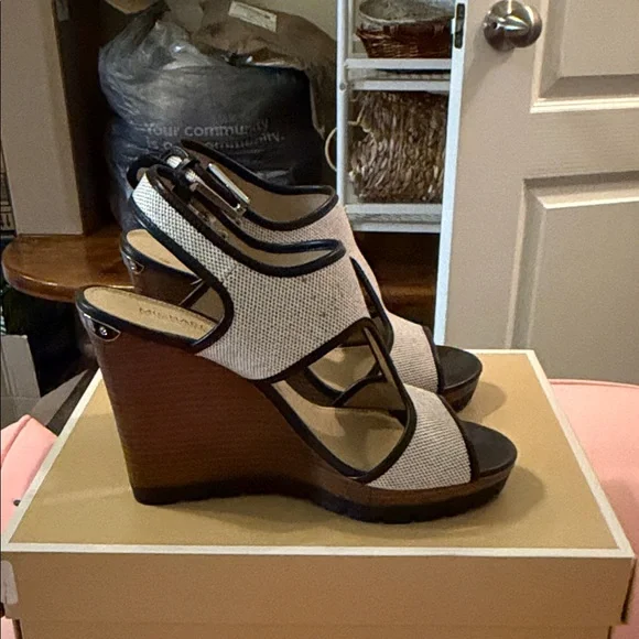 NWT Michael Kors Gillian Black and Cream Canvas Wedges - Picture 5 of 10